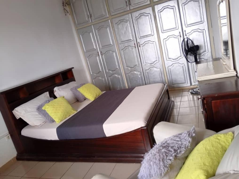 Appart Meuble Le Dakota Yaounde Ngoại thất bức ảnh